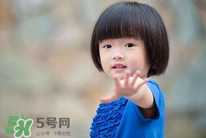 什么原因?qū)е潞⒆有愿駜?nèi)向？孩子性格內(nèi)向該怎么辦？