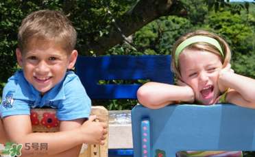 什么原因?qū)е潞⒆有愿駜?nèi)向？孩子性格內(nèi)向該怎么辦？