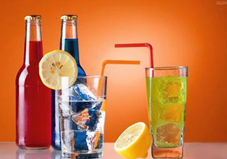 為什么喝碳酸飲料打嗝嗆鼻子？碳酸飲料為什么會(huì)冒泡