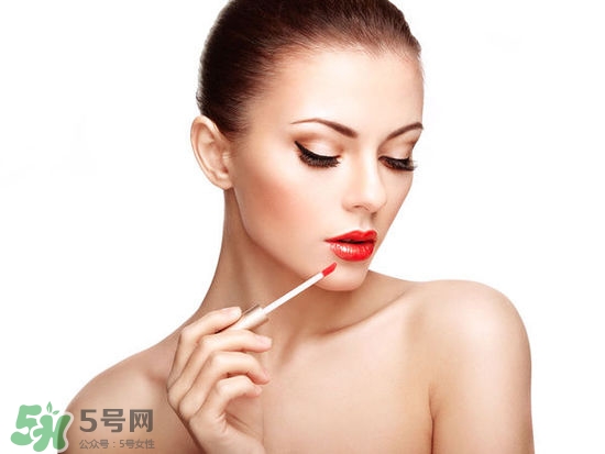 哺乳期能不能涂口紅呢？哺乳期涂口紅對(duì)寶寶有危害嗎？