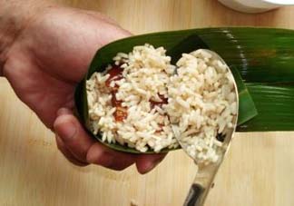 包粽子是生米還是熟米？包粽子的米是煮的還是生的？