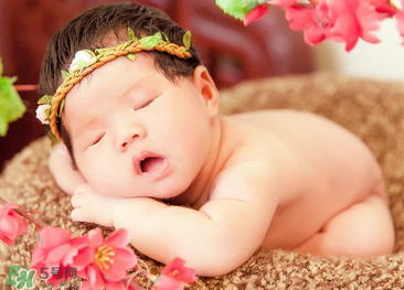 寶寶臍帶消毒是用碘伏還是用酒精？寶寶臍帶用什么消毒好？