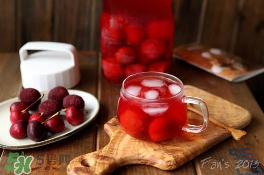 楊梅汁怎么洗干凈？衣服上的楊梅汁怎么洗？