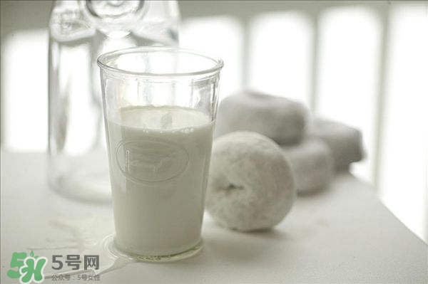 怎樣給寶寶選擇合適的奶粉段數(shù) 了解寶寶的需求 怎樣給寶寶選擇合適的奶粉段數(shù) 了解寶寶的需求