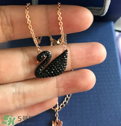 施華洛世奇黑天鵝是什么材質？施華洛世奇黑天鵝是水晶嗎？