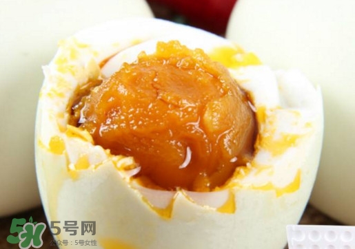咸鴨蛋為什么會(huì)出油？咸鴨蛋為什么有油
