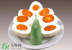 咸鴨蛋放久了還能吃嗎？咸鴨蛋放臭了還能吃嗎？