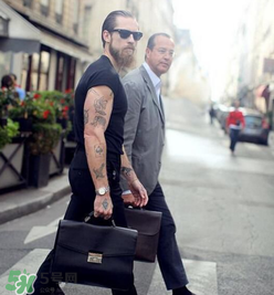 為什么黑色衣服會(huì)變紅？黑色衣服變紅了怎么辦？