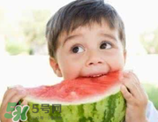 寶寶發(fā)燒時(shí)能吃西瓜嗎？寶寶咳嗽能不能吃西瓜？