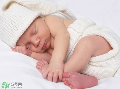 寶寶坐不穩(wěn)的原因 寶寶為什么會坐不穩(wěn)呢？