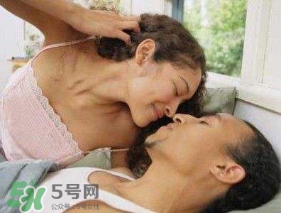 用延時(shí)噴劑后需要戴避孕套嗎？延時(shí)噴劑說(shuō)明及其使用方法