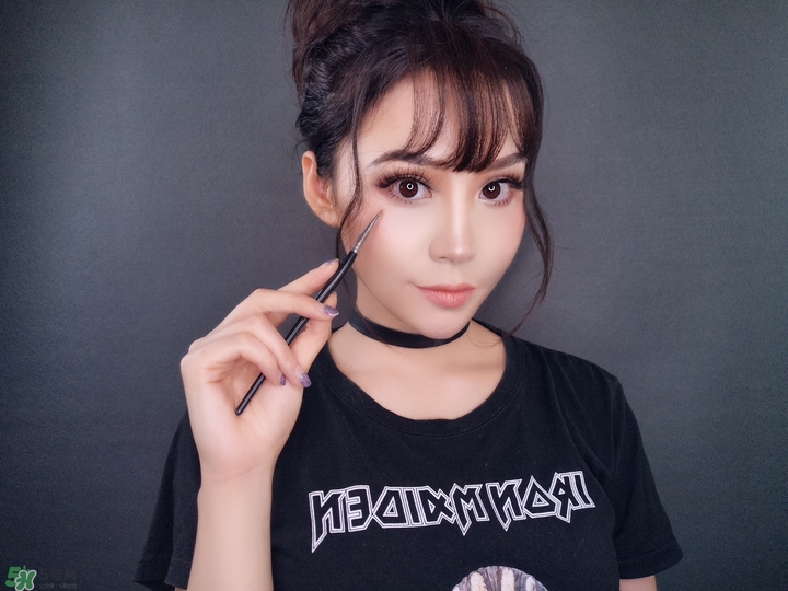 眼部干燥上妝卡粉有細紋怎么上妝 眼部干燥上妝卡粉有細紋怎么上妝