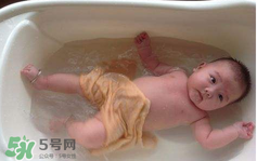 寶寶可以用金銀花水洗澡嗎？金銀花水洗澡好嗎?