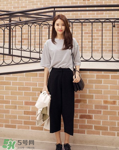黑色闊腿褲配什么上衣？黑色闊腿褲搭配上衣圖片