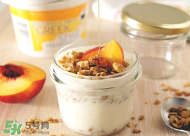 油桃和酸奶能一起吃嗎？油桃能和酸奶一起吃嗎？