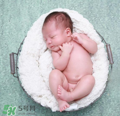 嬰兒吃藥后多久可以吃奶？嬰兒吃藥后多久可以喝奶粉？