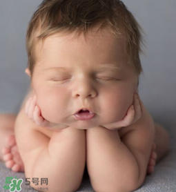 嬰兒吃藥后多久可以吃奶？嬰兒吃藥后多久可以喝奶粉？