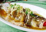 鱸魚(yú)怎么做好吃又簡(jiǎn)單？清蒸鱸魚(yú)的做法
