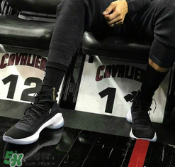 under armour curry4黑金怎么樣？庫里總決賽戰(zhàn)靴客場配色諜照曝光