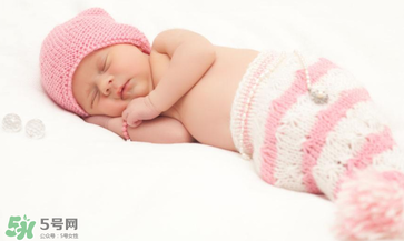 夏天寶寶需要穿襪子睡覺(jué)嗎？寶寶夏天睡覺(jué)要穿襪子嗎？