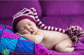 夏天寶寶需要穿襪子睡覺(jué)嗎？寶寶夏天睡覺(jué)要穿襪子嗎？