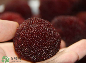 楊梅籽可以吞下去嗎？楊梅籽吞下去了怎么辦？