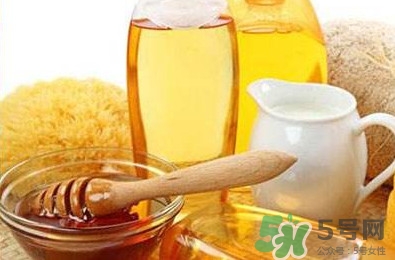 吃螃蟹可以喝蜂蜜水嗎？吃螃蟹能喝橙汁嗎？