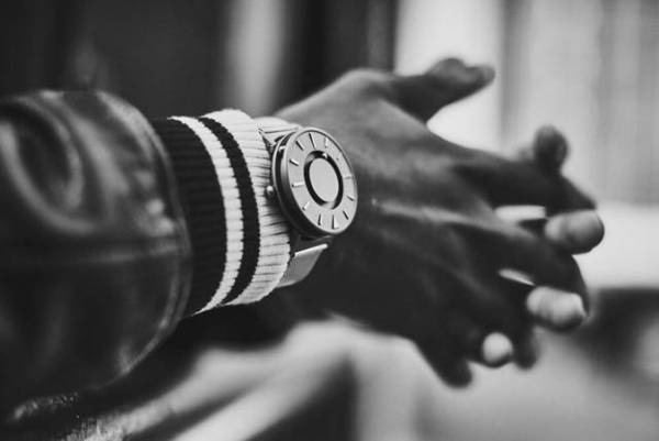 eone手表怎么看時(shí)間？eone手表時(shí)間怎么調(diào)？