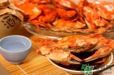 吃花蓋蟹可以喝啤酒嗎？吃花蓋蟹能喝啤酒嗎
