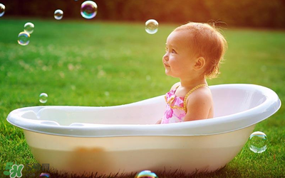 嬰兒浴盆什么樣子的好？嬰兒浴盆常見款式介紹