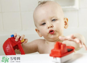 嬰兒浴盆是帶浴網(wǎng)還還是帶浴板好？嬰兒浴盆什么款式好？