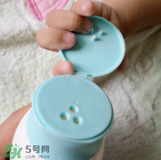 爽身粉可以擦臉上嗎？臉上可不可以涂爽身粉？