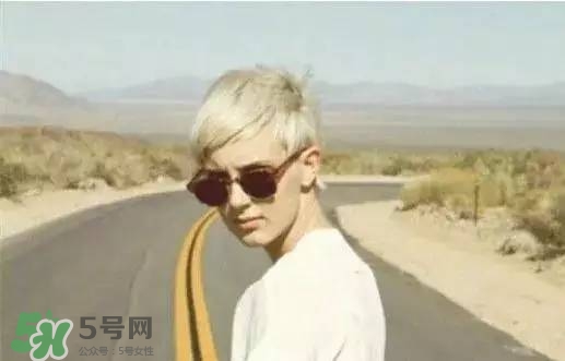 夏天頭發(fā)染什么顏色好看 夏天染什么顏色的頭發(fā)好看 夏天頭發(fā)染什么顏色好看 夏天染什么顏色的頭發(fā)好看