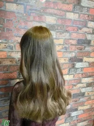 夏天頭發(fā)染什么顏色好看 夏天染什么顏色的頭發(fā)好看 夏天頭發(fā)染什么顏色好看 夏天染什么顏色的頭發(fā)好看