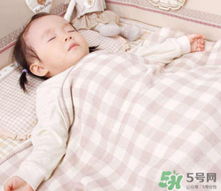 夏天寶寶發(fā)燒能開空調(diào)嗎？寶寶發(fā)燒能不能吹空調(diào)？