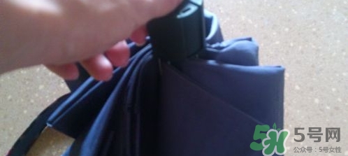 蕉下太陽傘怎么收？蕉下小黑傘太陽傘怎么打開？