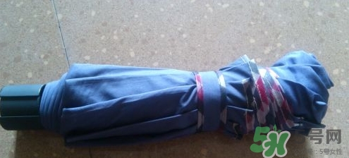 蕉下太陽傘怎么收？蕉下小黑傘太陽傘怎么打開？