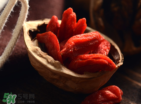 楊梅酒可以放枸杞嗎？楊梅酒里面可以加枸杞嗎？