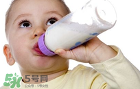 奶粉斷貨可以用別的奶代替一天嗎？奶粉斷貨注意事項