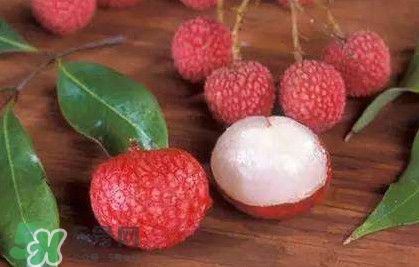 吃泡藥水的荔枝會(huì)得病？吃藥水的荔枝會(huì)得手足口?。?></p><p>專(zhuān)家指出，手足口病是一種由病毒引起的兒童常見(jiàn)病，荔枝浸泡的藥水根本不含這種病毒，并不會(huì)造成手足口病。由于手足口病容易在日托幼兒園、游戲場(chǎng)地、泳池等地方快速傳播，而最近有些小孩子可能剛好吃過(guò)荔枝，于是就會(huì)被人們當(dāng)作是罪魁禍?zhǔn)祝聦?shí)上，跟荔枝并無(wú)什么關(guān)系。</p><h3>怎樣判斷得了手足口病</h3><p>每年的五六月份都是手足口病高發(fā)的季節(jié)，最近不少家長(zhǎng)聽(tīng)說(shuō)幼兒園有孩子得了手足口就非常恐慌，生怕傳染給自己的孩子。對(duì)此，北京中醫(yī)藥大學(xué)附屬中西醫(yī)結(jié)合醫(yī)院兒科原主任張思萊指出，手足口病發(fā)病初期，主要癥狀是發(fā)熱，體溫一般在38℃——39℃之間，伴有嘴角痛、咽喉痛、流口水、不愛(ài)吃東西等癥狀，與上呼吸道感染很像。</p><p style=