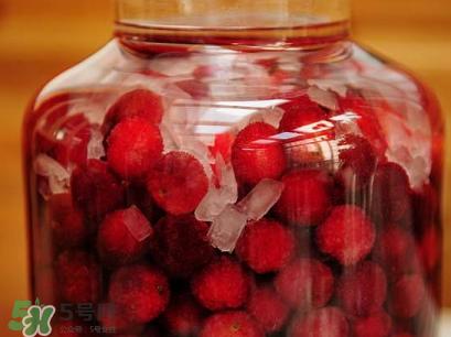 楊梅酒不能和什么一起吃？喝楊梅酒的禁忌