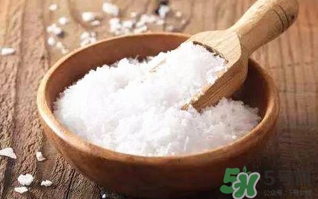 食鹽發(fā)藍(lán)怎么回事？食鹽中一般會(huì)添加什么食品添加劑