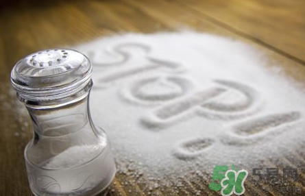 食鹽發(fā)藍(lán)怎么回事？食鹽中一般會(huì)添加什么食品添加劑