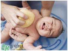 寶寶能用艾葉水洗澡嗎？嬰兒能用艾葉水洗澡嗎？