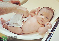 嬰兒能用艾葉敷肚臍嗎？嬰兒艾葉貼肚臍的好處