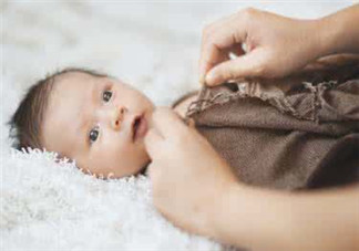 嬰兒能用艾葉敷肚臍嗎？嬰兒艾葉貼肚臍的好處
