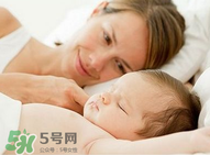 寶寶睡覺突然大哭是什么原因？寶寶睡覺大哭正常嗎？