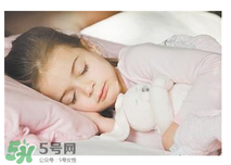 寶寶需要枕頭嗎？寶寶多大可以用枕頭？