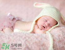 寶寶需要枕頭嗎？寶寶多大可以用枕頭？