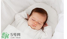 寶寶需要枕頭嗎？寶寶多大可以用枕頭？